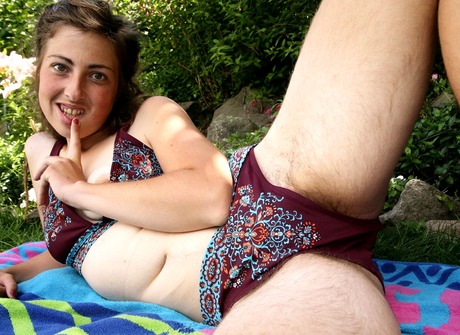 All natural Marlee spreads her creamy woolly snatch outdoors - 3 of 16