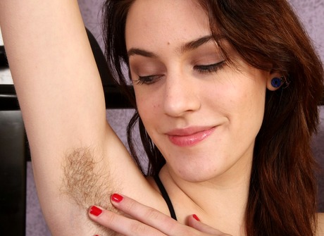 All natural Alice shows her fluffy muff while working out