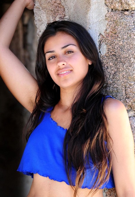 Beautiful exotic Ambar plays with her wet and hairy snatch - 2 of 15