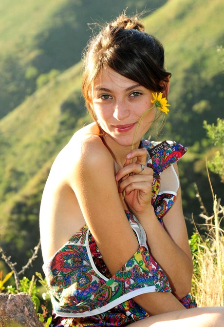 Fun loving babe Carmela spreads her natural pussy outdoors - 3 of 15