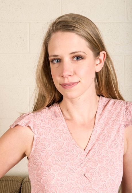 Furry natural Carmen December sharing hairy pussy