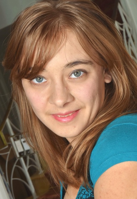 Blue eyed Clara spreads her furry beaver wide open for you - 2 of 16