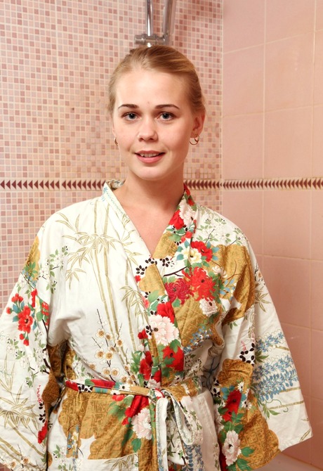 Blonde Darina pleasures her woolly coochie in the shower