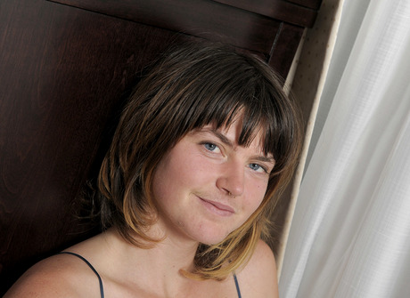 Curvy tattooed brunette Elena fingers her very bushy beaver - 2 of 16