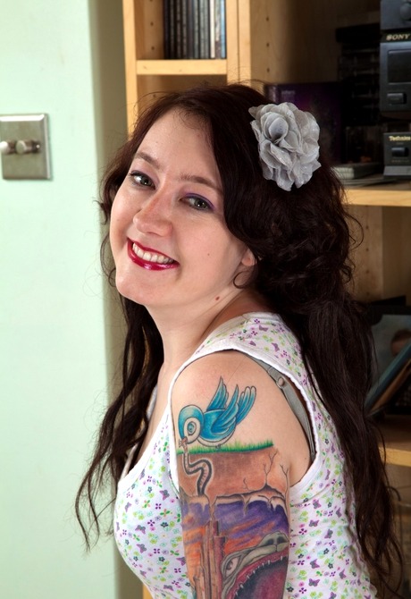 Cute amateur Emma gets naked and shows hairy pussy - 2 of 16