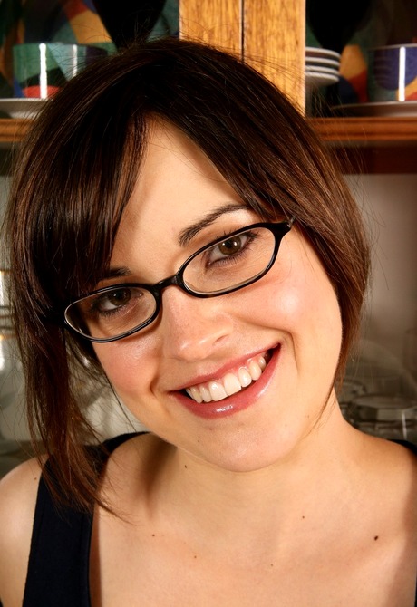 Flirtatious Faye undresses to flaunt her scary hair crotch - 2 of 16