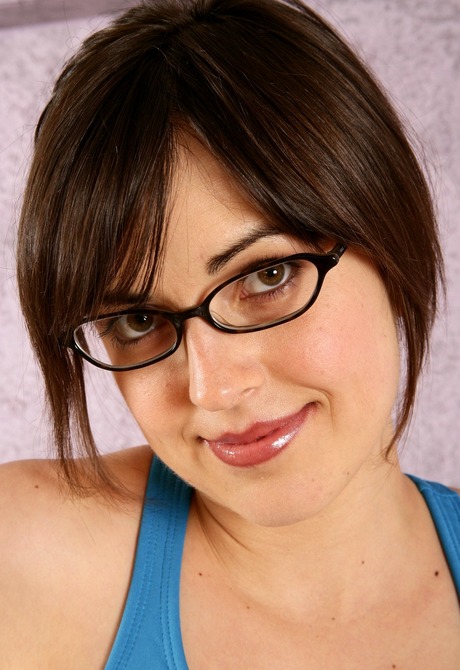 Pretty Faye strips to flaunt her scary hairy muff and legs - 2 of 16