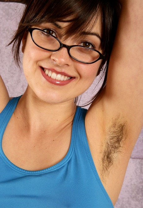 Pretty Faye strips to flaunt her scary hairy muff and legs - 8 of 16