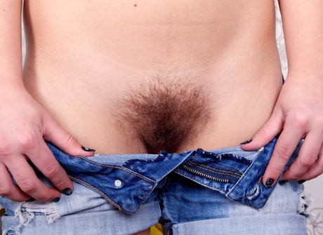 Stunning babe Jamaica strips to show off her furry coochie - 5 of 16