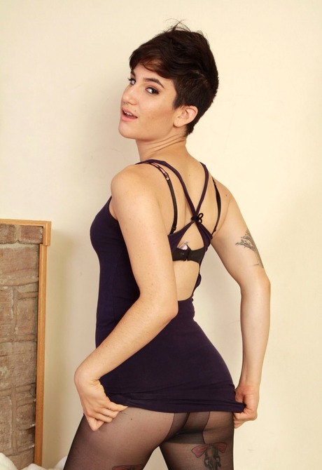 Edgy beauty Joey Minx gets on her knees to tease her bush