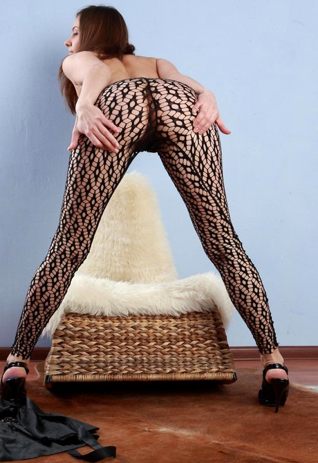 Sexy Kristina strips out of her stockings to tease her muff - 4 of 15