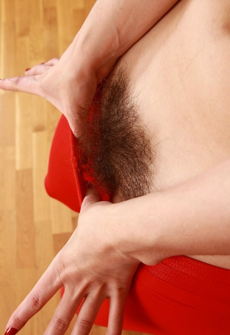 Natural curvy amateur Kristina pulling thick hairy bush - 6 of 16