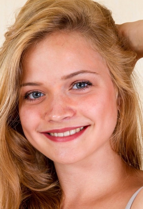 Natural cutie Linden spreading her sweet hairy pussy