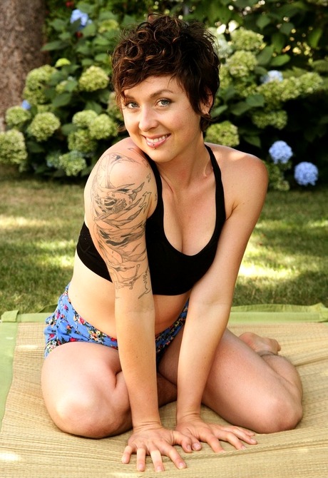 Tattooed natural amateur Luca showing hairy pits and pussy - 3 of 16