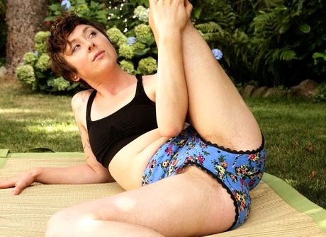 Tattooed natural amateur Luca showing hairy pits and pussy - 4 of 16