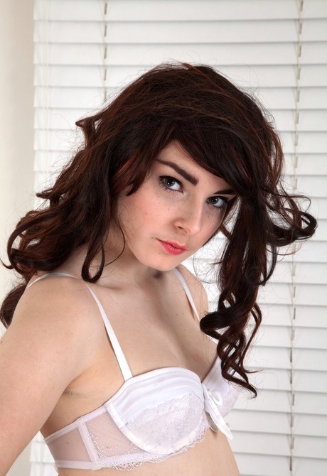 Petite hairy amateur Melody Wilde spreads muff in closeups - 11 of 16