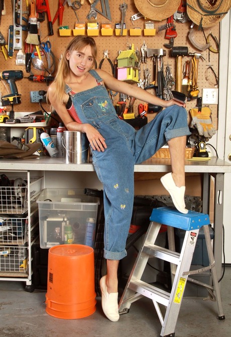 Pretty Rosy spreads her fuzzy twat on a workshop table