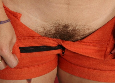 Chubby natural amateur Roxane stripping to show hairy pussy - 7 of 16