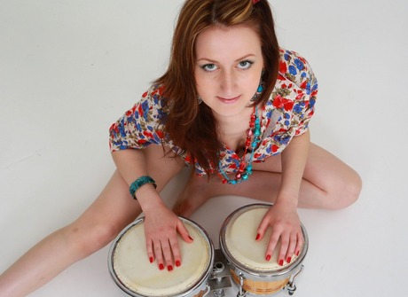 Sexy amateur Sandy strips and spreads her scary hairy crotch - 2 of 16