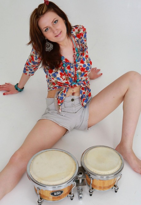 Sexy amateur Sandy strips and spreads her scary hairy crotch - 3 of 16