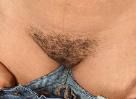 Black diva Scarelett poses naughty to share her kinky bush - 4 of 16