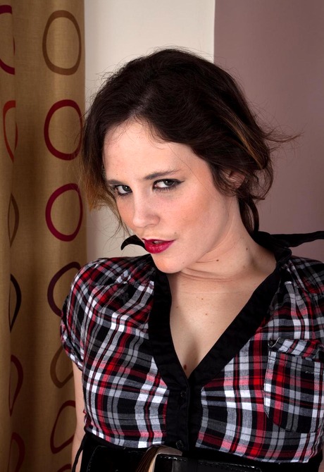 Pale brunette Sheila spreads her very hairy crotch wide open - 4 of 15