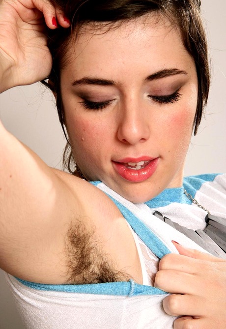 Curvy beauty Simone lets you see her snatch in the kitchen - 7 of 15