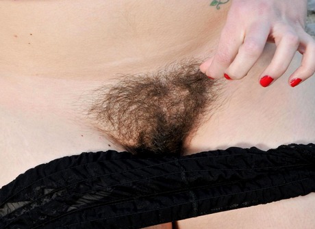 Curvy beauty Simone spreads her hairy pussy in high heels - 7 of 15