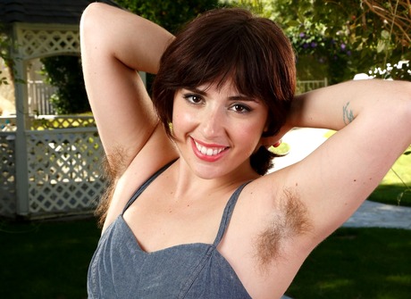 All natural Simone bends over and spreads her hairy crotch - 3 of 16