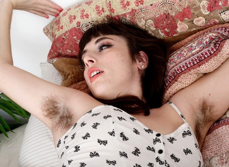 Curvy bombshell Simone Delilah toys her thick bushy pussy - 3 of 16