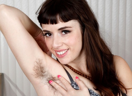 Curvy Simone Delilah shares her marvelous monkey on the sofa - 2 of 16