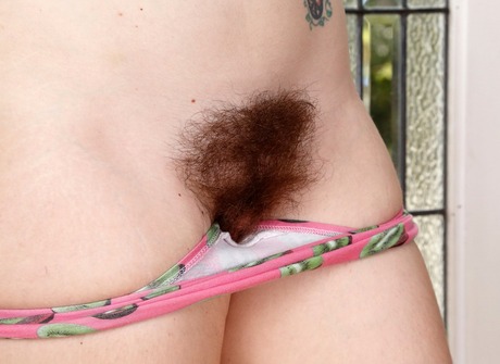 Curvy beauty Simone loves to flaunt her ultra hairy crotch - 6 of 16