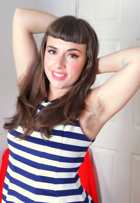 Curvy Simone Delilah shows her unshaved pits and big snatch - 2 of 16