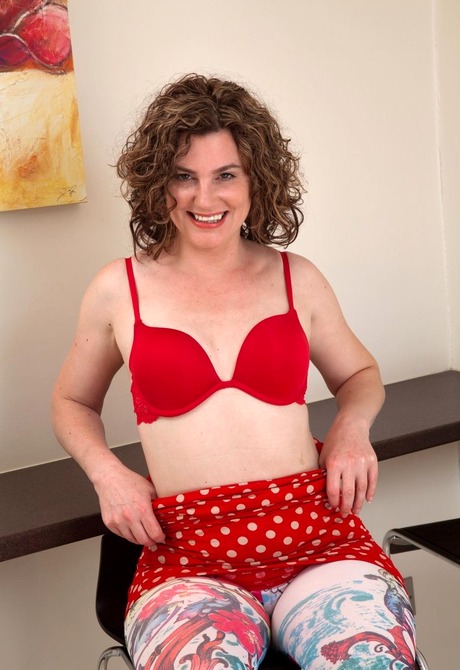 Happy hairy amateur Sofia Matthews spreading her furry muff - 6 of 16