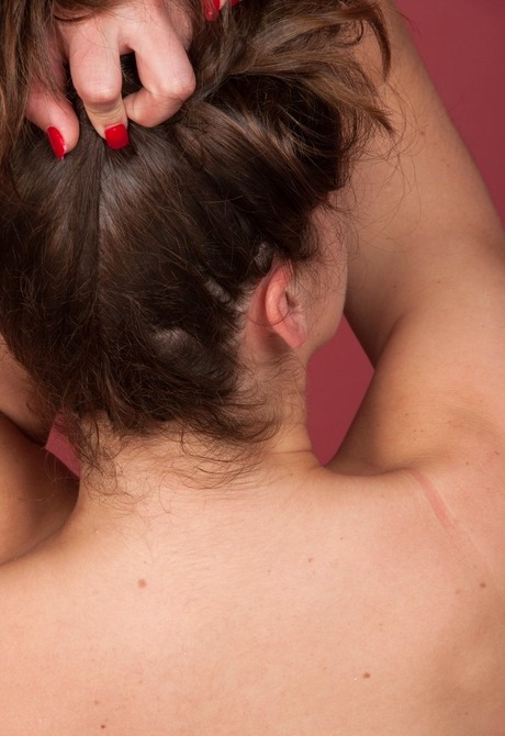 Hairy amateur babe Summer getting naked on the couch - 7 of 16