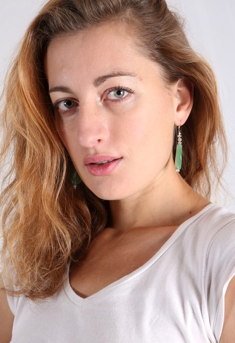 Skinny natural amateur Tais stripping and spreading muff