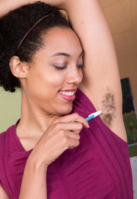 Black diva Tori loves to flaunt her naturally full beaver - 2 of 16