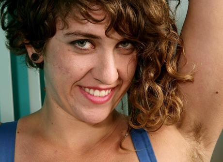 Buxom babe Annie shows off all her curves and spreads bush - 2 of 16