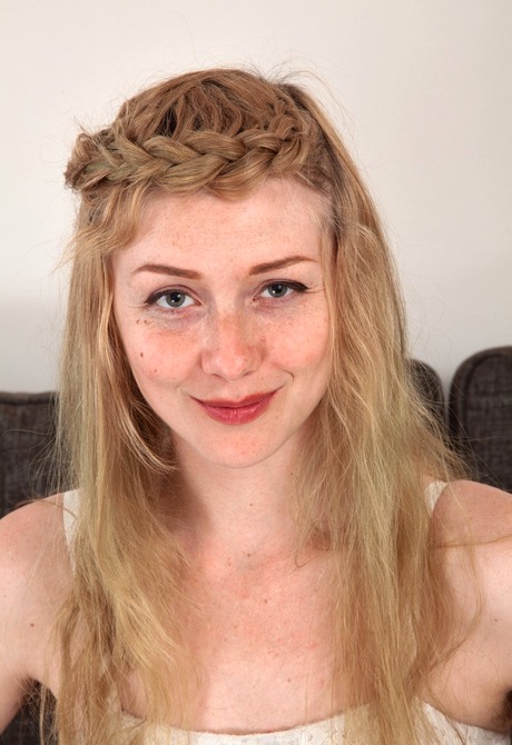 Little vixen Verina spreads her legs to share her hairy twat - 2 of 16