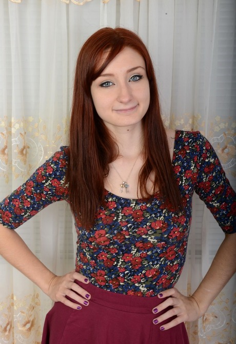 Gorgeous Violet strips to reveal her perfect ass and bush - 2 of 16