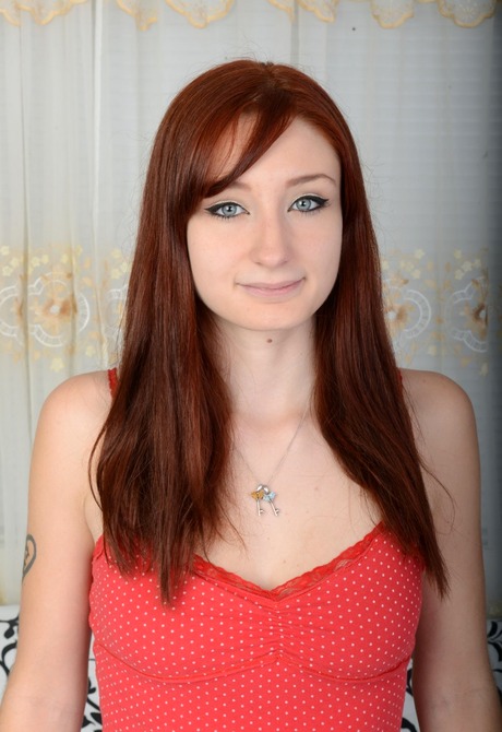 Vixen Violet shows her big ass and spreads her hairy snatch - 3 of 16