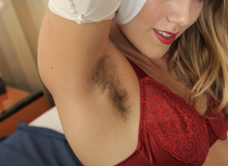 Curvy babe Yanna gets horny and fingers her woolly snatch - 6 of 16