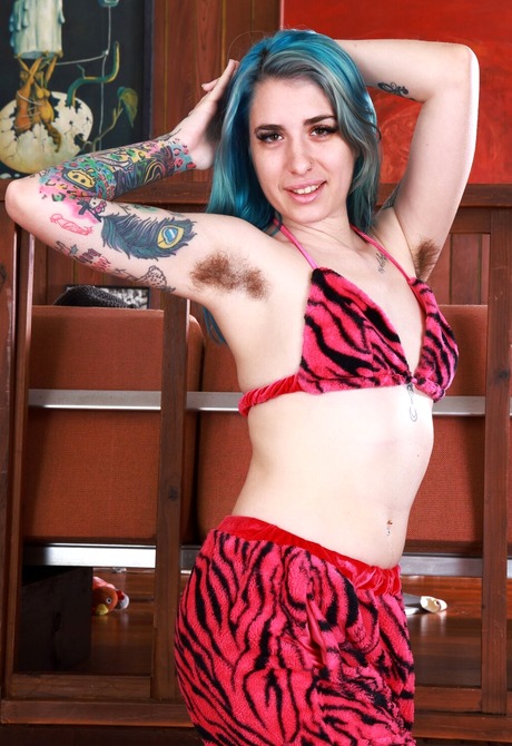 Pearl Sage displays tattooed body and hairy pussy while getting naked - 2 of 16