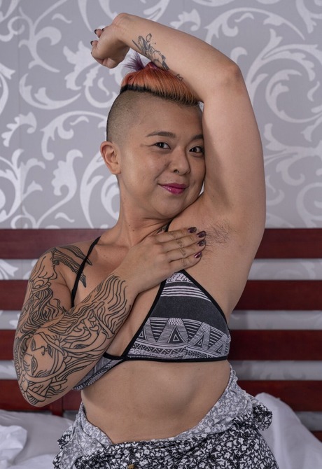 Mature tattooed amateur Lulu Sparkle flaunting hairy legs and hirsute body - 4 of 16