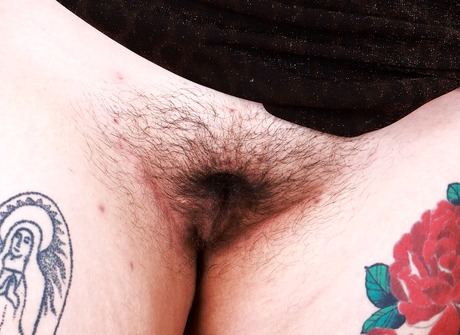 Autumn Berlin get rid of her dress to show saggy big tits while posing naked - 2 of 16