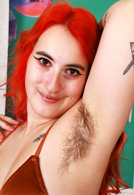 Chubby amateur babe Gigi spreading unshaved hairy pussy - 6 of 16