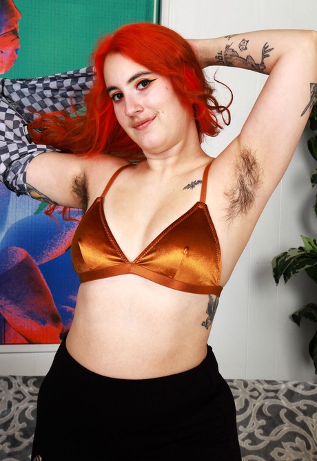 Chubby amateur babe Gigi spreading unshaved hairy pussy