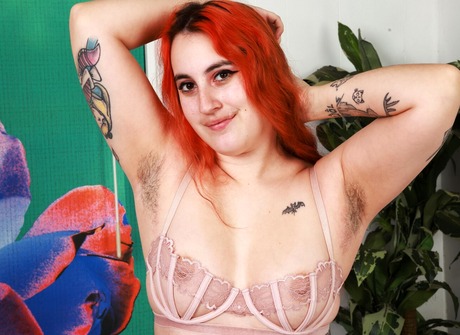 Chubby amateur girl Gigi spreading muff and flaunting big ass - 4 of 16