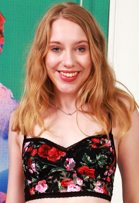 Hairy cutie Kallie Taylor drops panties to share furry snatch - 4 of 16