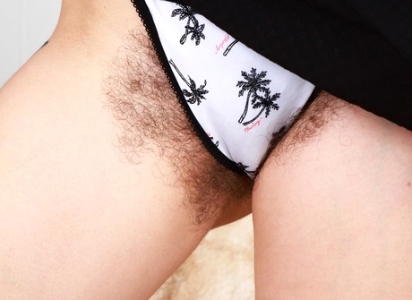 Hirsute amateur Pearl Sage peels off panties to show furry bush - 4 of 16